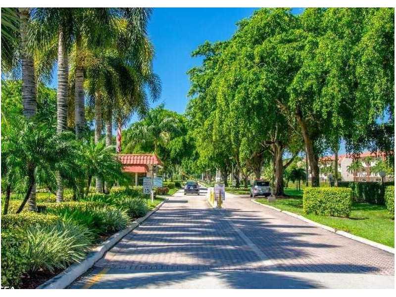 9923 South Hollybrook Lake Dr, Pembroke Pines, FL 33025