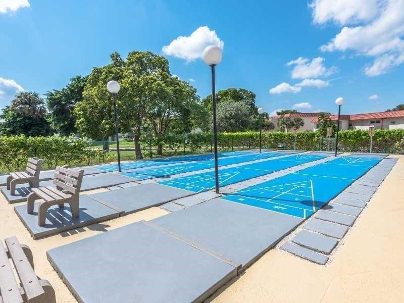 9923 South Hollybrook Lake Dr, Pembroke Pines, FL 33025