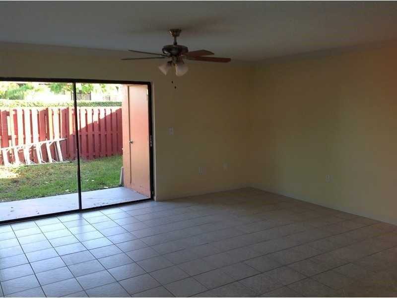 10527 Northwest 8th ST, Pembroke Pines, FL 33026
