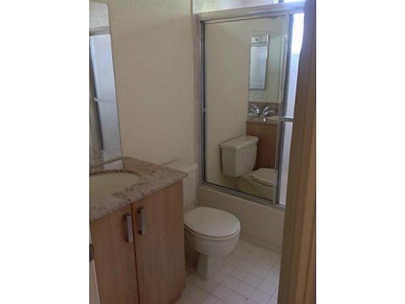 10527 Northwest 8th ST, Pembroke Pines, FL 33026