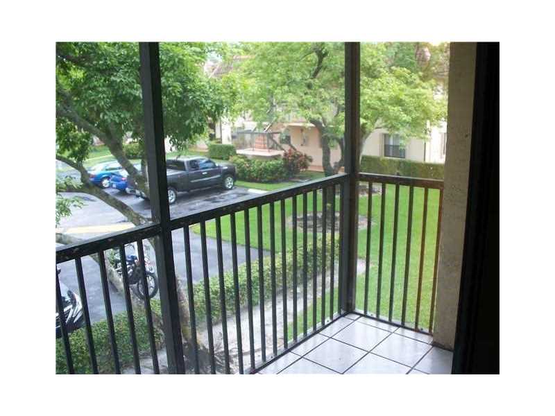 10621 NW 10th St 204, Pembroke Pines, FL 33026