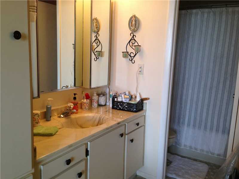 1001Colony Point Cir, Pembroke Pines, FL 33026