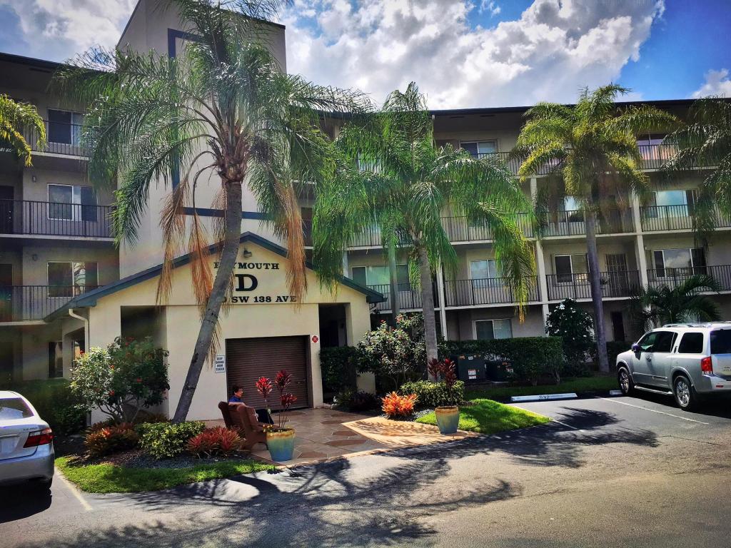 850 SW 138th Avenue, Pembroke Pines, FL 33027