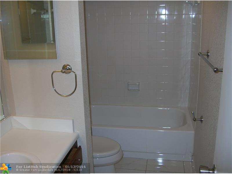 5813 S Coral Lake Dr 201, Margate, FL 33063