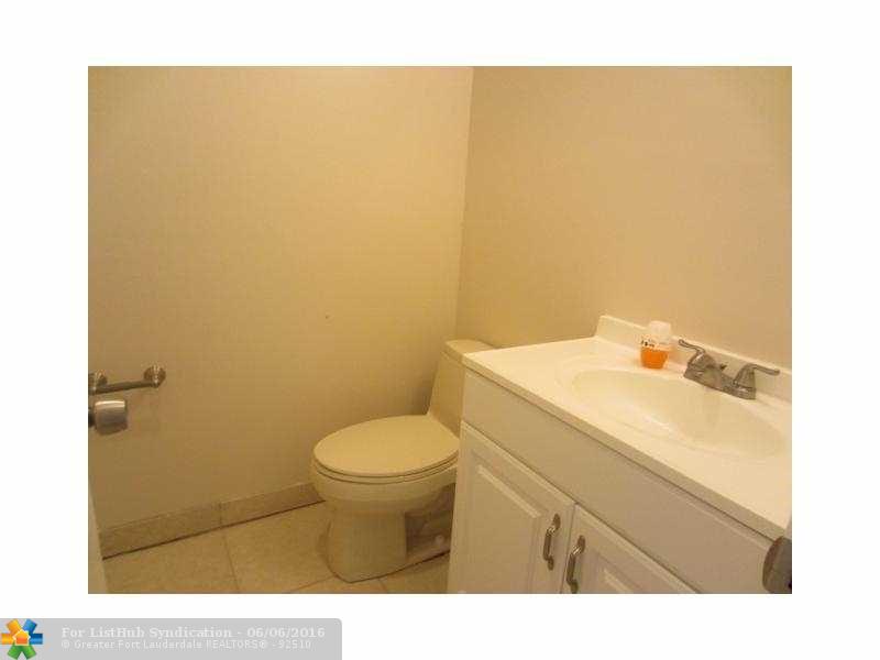 941 Crystal Lake Dr 104, Pompano Beach, FL 33064