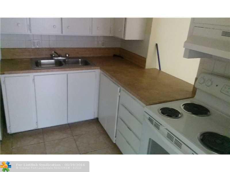 7625 SW 10th St, North Lauderdale, FL 33068