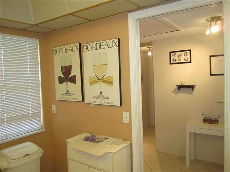 3150 N Palm Aire Dr #406, Pompano Beach, FL 33069