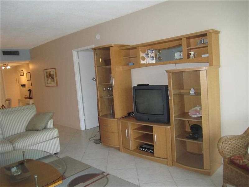 3150 N Palm Aire Dr #406, Pompano Beach, FL 33069