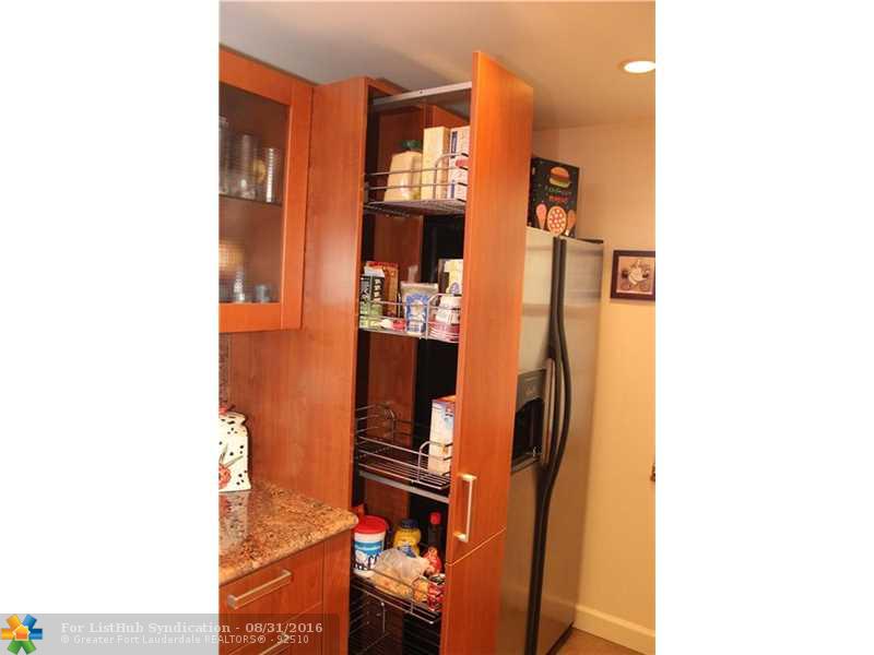 575 Oaks Ln 810, Pompano Beach, FL 33069