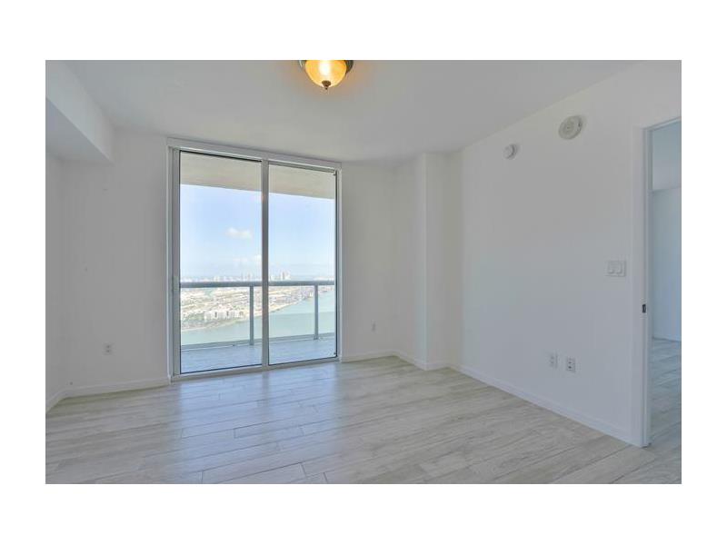 50BISCAYNE BL, Miami, FL 33132