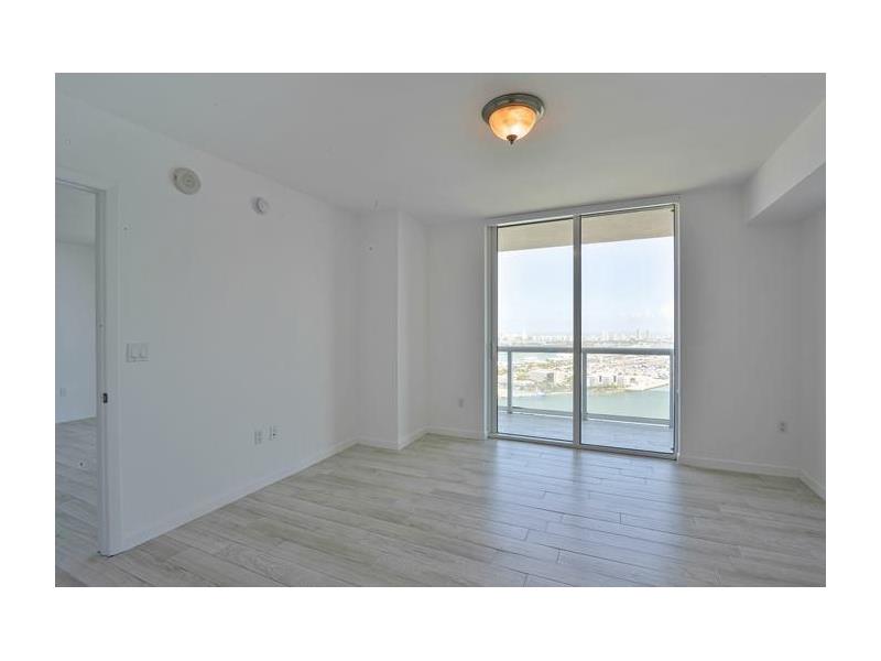 50BISCAYNE BL, Miami, FL 33132