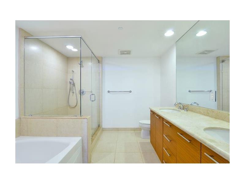 50BISCAYNE BL, Miami, FL 33132
