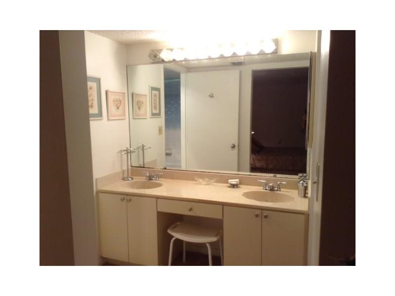 6061Collins Ave, Miami Beach, FL 33140