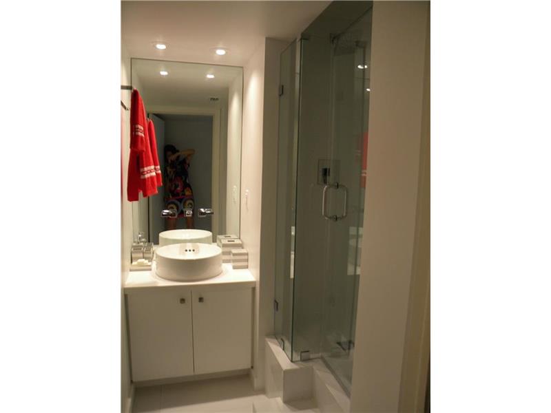 2555Collins Ave, Miami Beach, FL 33140