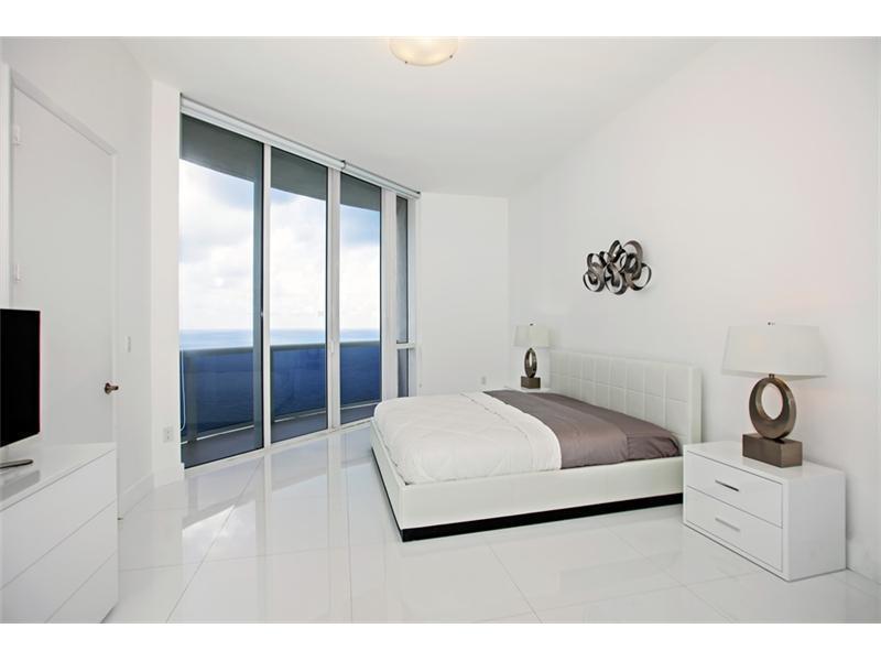 15811Collins Ave, Sunny Isles Beach, FL 33160