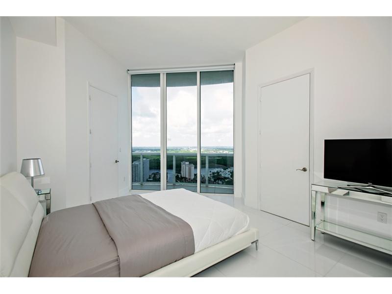 15811Collins Ave, Sunny Isles Beach, FL 33160