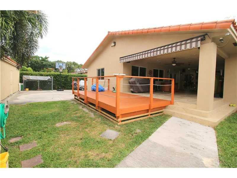 580La Villa Dr, Miami Springs, FL 33166