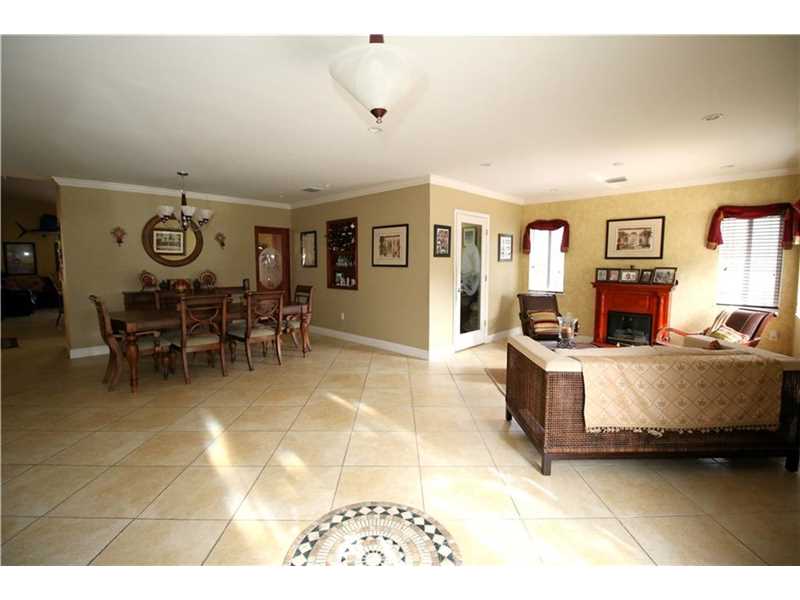 580La Villa Dr, Miami Springs, FL 33166