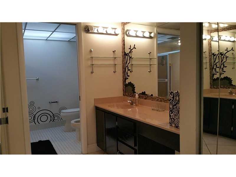 9735 Northwest 52nd St, Doral, FL 33178