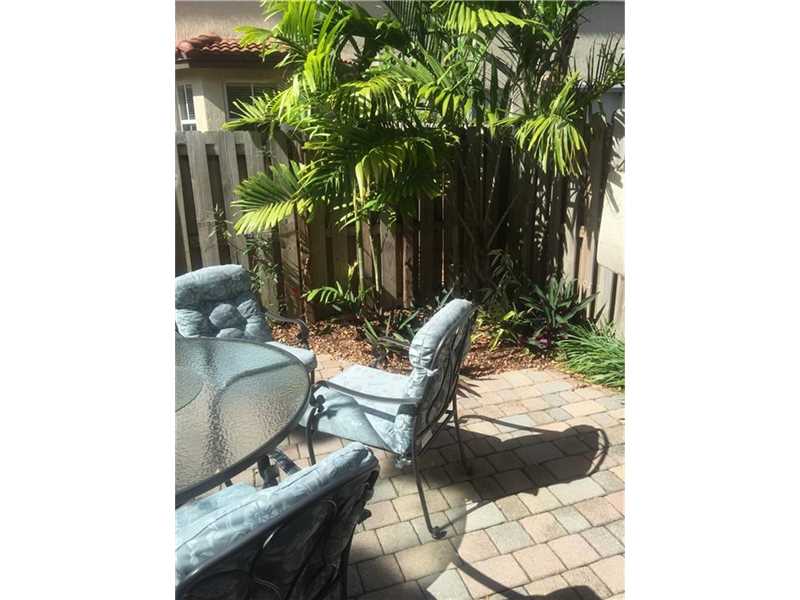 1049 Northeast 207 ST, Miami, FL 33179