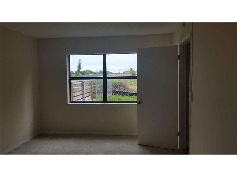 880 Northeast 207th Ter, Miami, FL 33179