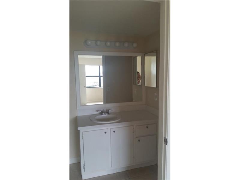880 Northeast 207th Ter, Miami, FL 33179