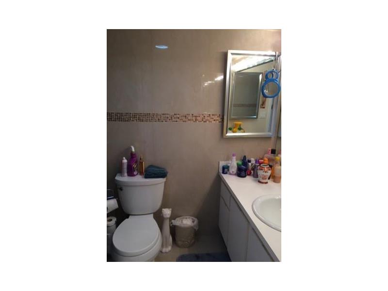 900 Northeast 195th St, Miami, FL 33179