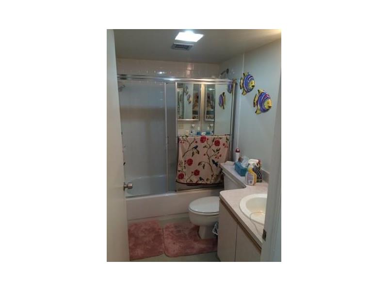 900 Northeast 195th St, Miami, FL 33179