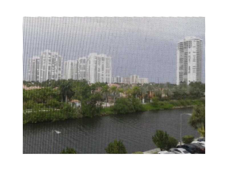 3701 North Country Club Dr, Aventura, FL 33180