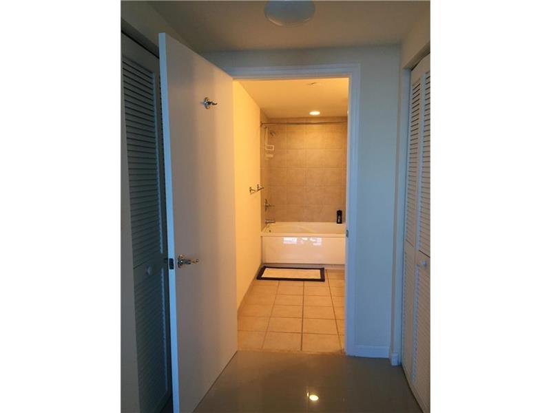 19501 West COUNTRY CLUB DR, Aventura, FL 33180