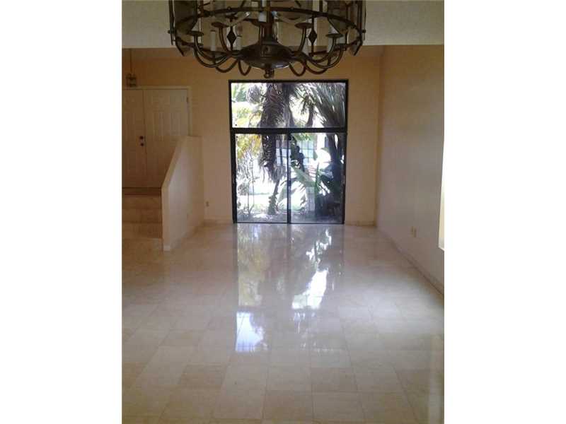 11828105 TERR, Miami, FL 33186