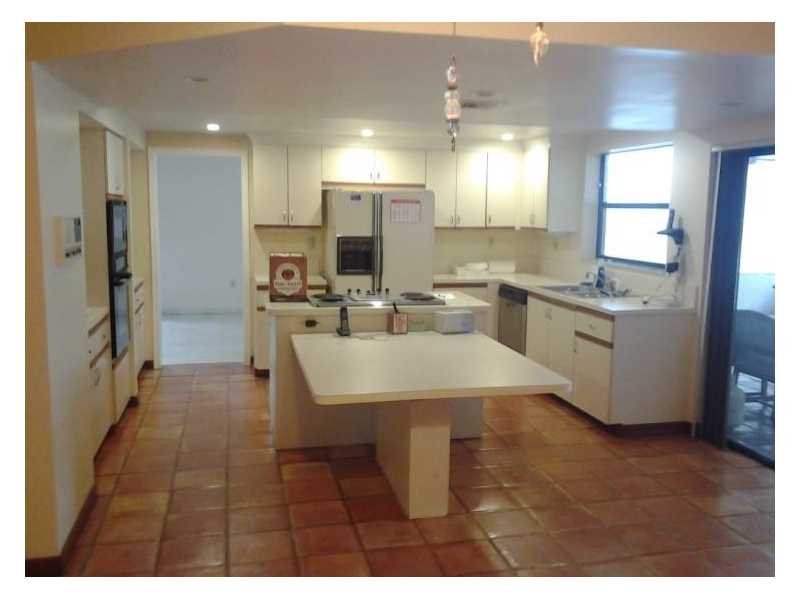 11828105 TERR, Miami, FL 33186