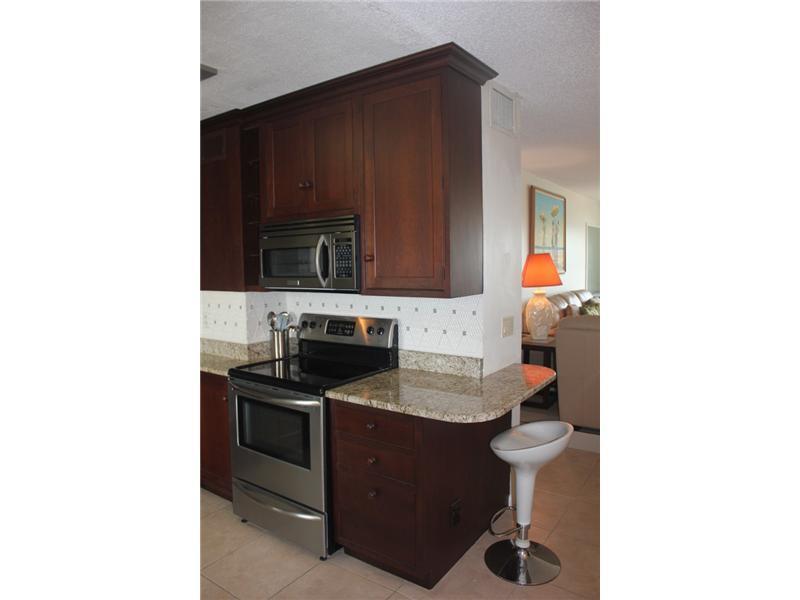2555 Northeast 11th St, Fort Lauderdale, FL 33304