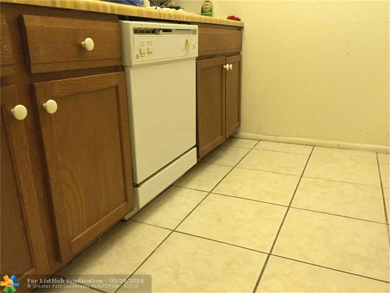 3690 Inverrary Dr 3M, Lauderhill, FL 33319