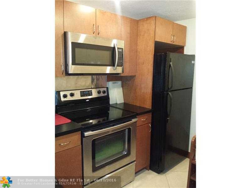 3660 Inverrary Dr # 1A, Lauderhill, FL 33319