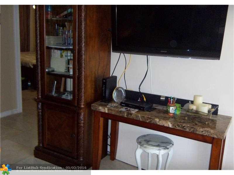 8220 Sunrise Lakes Blvd 111, Sunrise, FL 33322