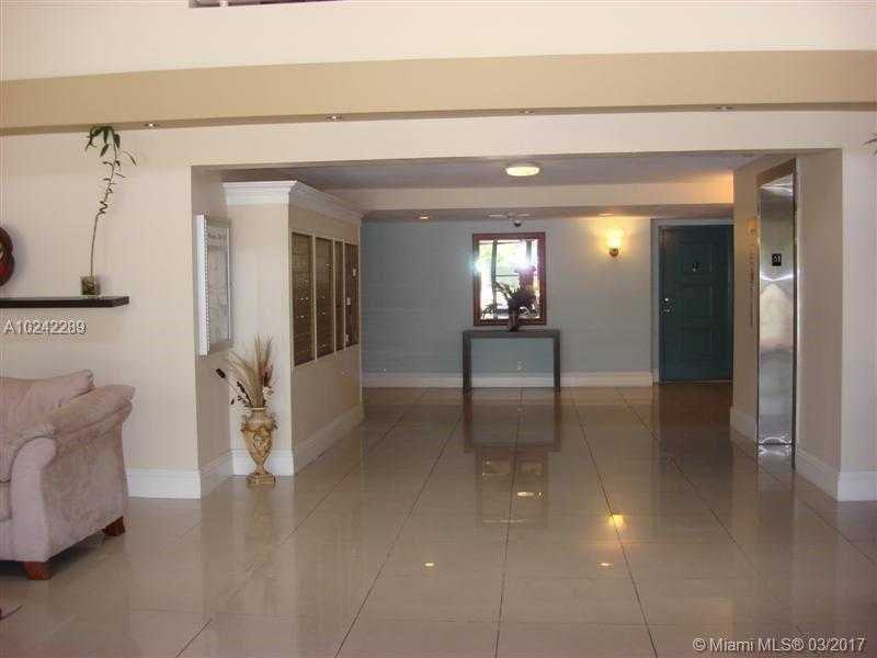 100 Lakeview Dr 208, Weston, FL 33326