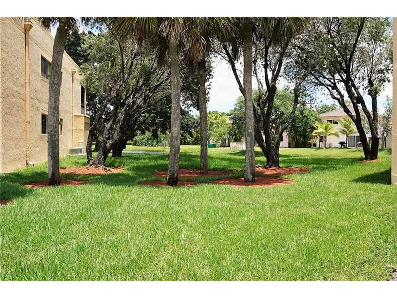 153 Lakeview Dr 106, Weston, FL 33326