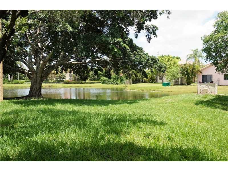 153 Lakeview Dr 106, Weston, FL 33326