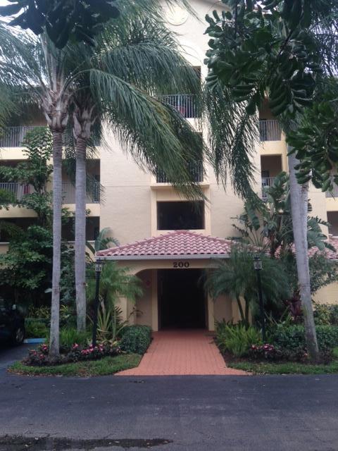 200 Uno Lago Drive, Juno Beach, FL 33408
