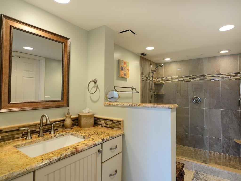 600 Uno Lago Drive, Juno Beach, FL 33408