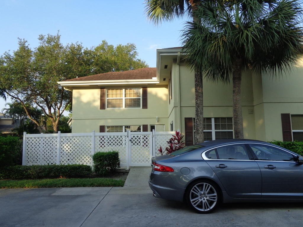 32 Danbury Court, Royal Palm Beach, FL 33411