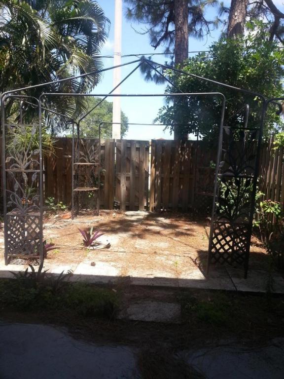 832Hill Dr, West Palm Beach, FL 33415