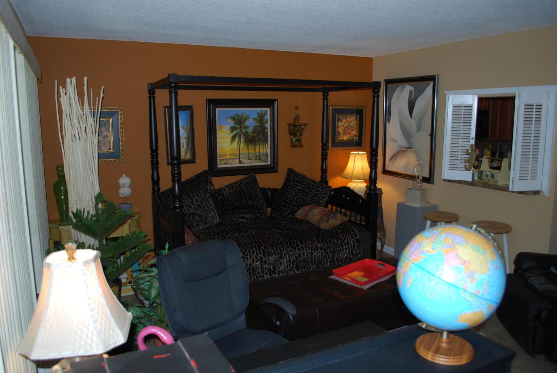 142 Cambridge F, West Palm Beach, FL 33417