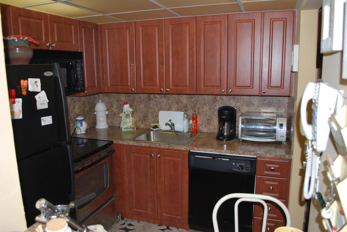 142 Cambridge F, West Palm Beach, FL 33417