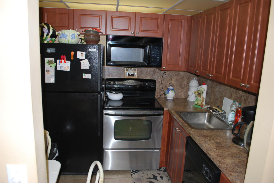 142 Cambridge F, West Palm Beach, FL 33417