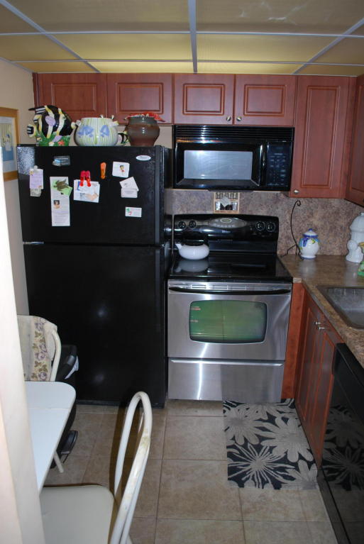 142 Cambridge F, West Palm Beach, FL 33417