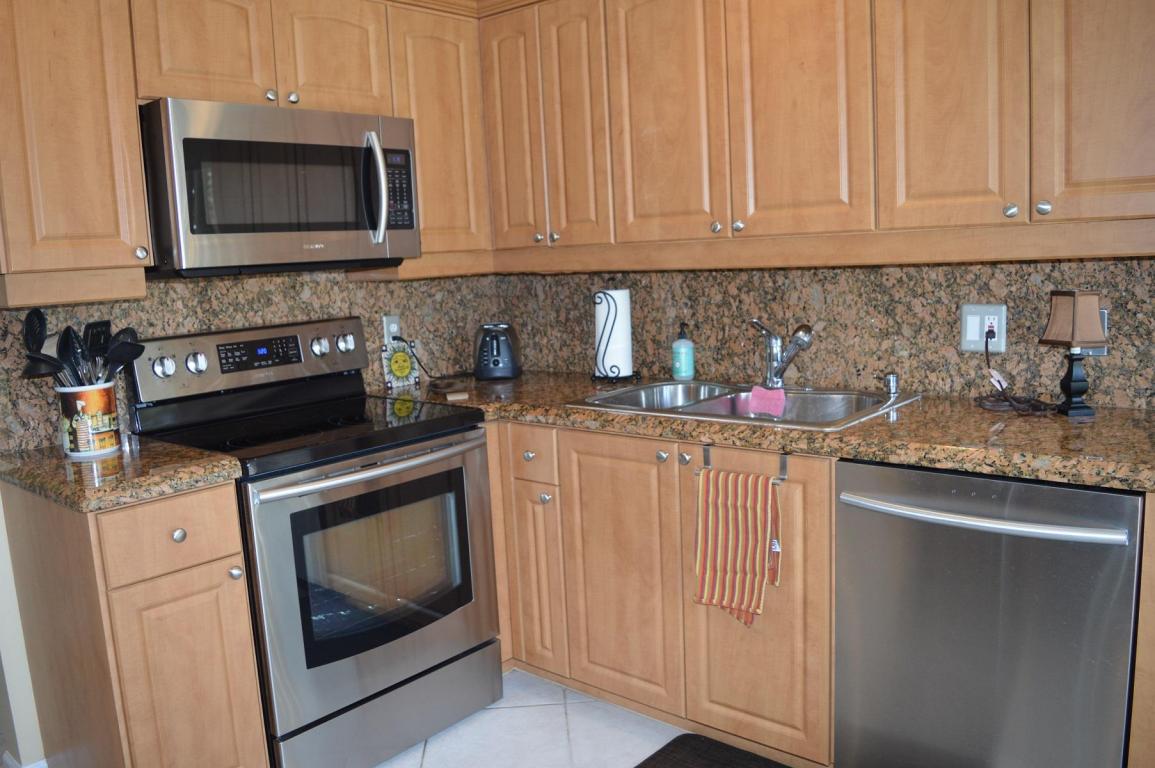2 Lexington Lane E, Palm Beach Gardens, FL 33418