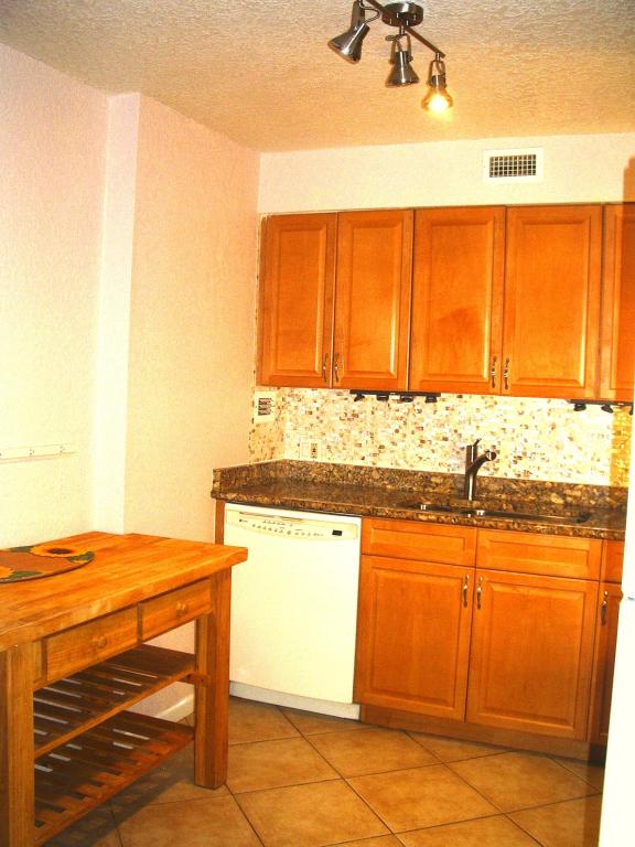 1000 Spanish River Road, Boca Raton, FL 33432