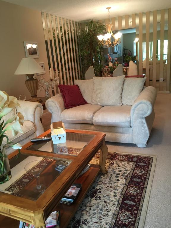 40 Stratford Lane, Boynton Beach, FL 33436